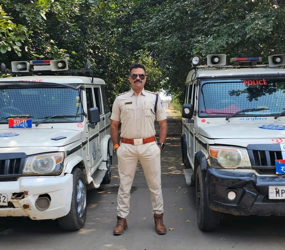 युवती ने कहा है कि टीआई अमित कोरी सोशल मीडिया पर स्टॉकिंग (पीछा) कर रहे हैं।