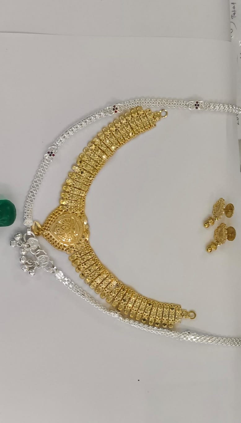 आरोपियों से चोरी के गहनों को बरामद कर लिया गया है।