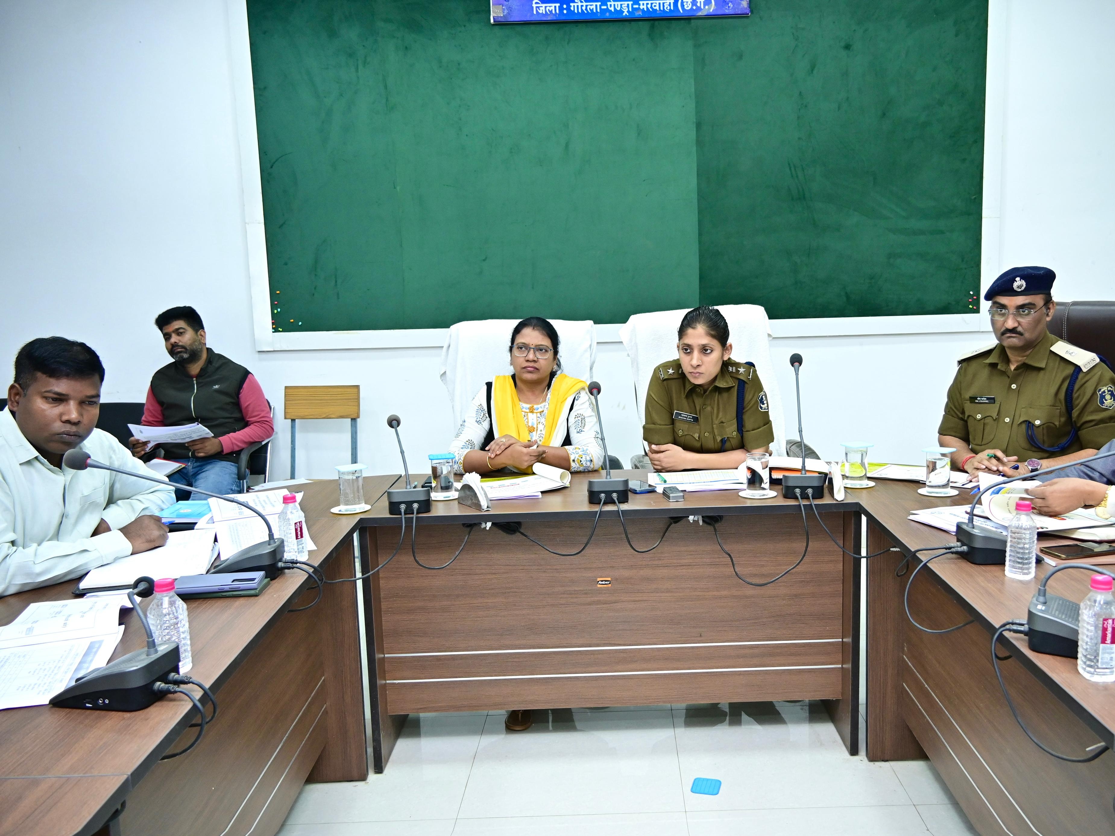 कलेक्टर लीना कमलेश मंडावी और पुलिस अधीक्षक भावना गुप्ता ने ली बैठक।
