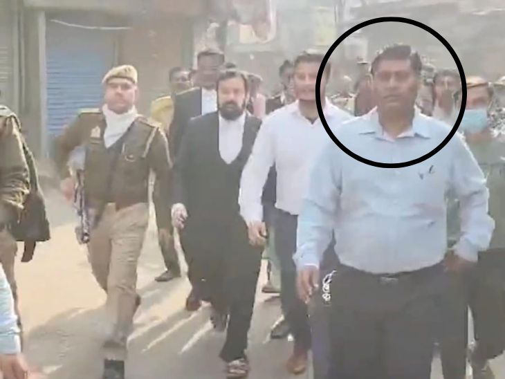 फोटो में दिख रहे गगन भीड़ में आगे-आगे चल रहे थे। वे विष्णु शंकर जैन के साथ कोतवाली तक गए थे।