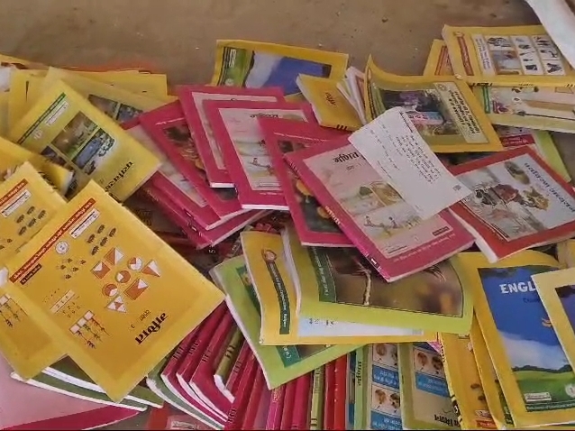 इस तरह कबाड़ में फेंकी गई हैं किताबें।
