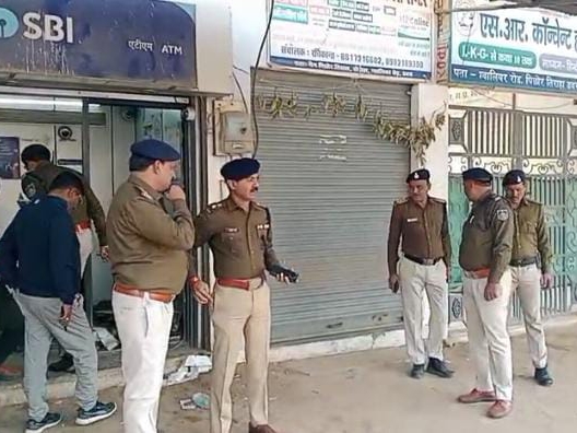 एटीएम चोरी की जानकारी लगने के बाद एसपी धर्मवीर सिंह ग्वालियर से डबरा पहुंचे। उन्होंने घटना स्थल का मुआयना किया। - Dainik Bhaskar