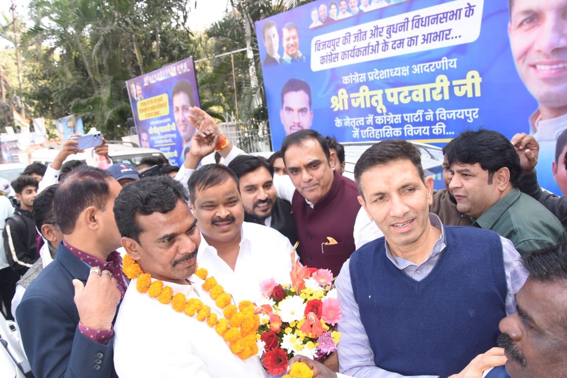 मुकेश मल्होत्रा जैसे ही पीसीसी दफ्तर पहुंचे, पार्टी के नेताओं ने उन्हें माला पहनाकर उनका स्वागत किया।