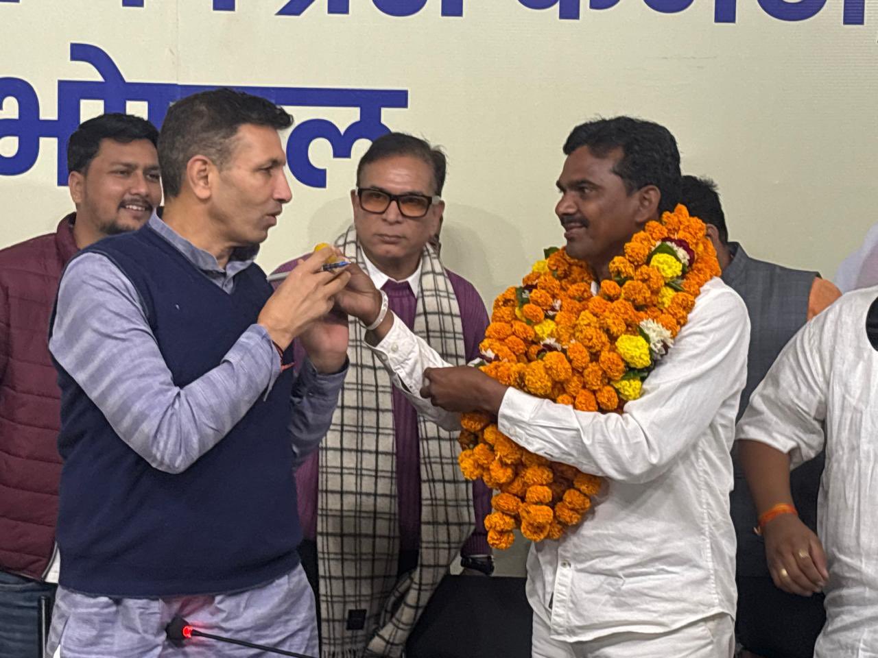 विजयपुर से नवनिर्वाचित कांग्रेस विधायक मुकेश मल्होत्रा गुरुवार को प्रदेश कांग्रेस कार्यालय पहुंचे, जहां पीसीसी चीफ जीतू पटवारी समेत अन्य नेताओं ने उनका स्वागत किया।