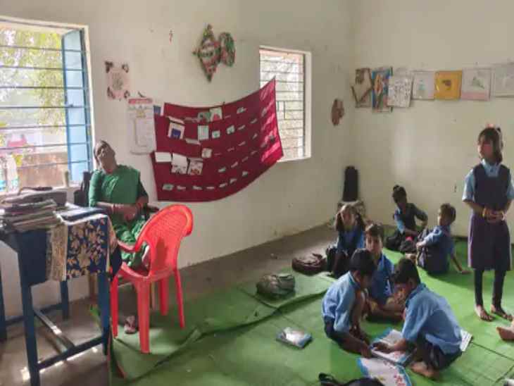 सोशल मीडिया पर टीचर के सोने का वीडियो वायरल हो रहा है।