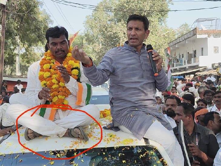 मुकेश मल्होत्रा ने पूरे चुनाव प्रचार के दौरान चप्पल पहनी। चप्पलें पहनकर ही वे भोपाल पहुंचे।