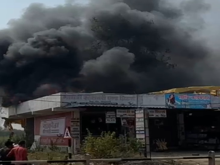 दूकान में रखा सारा सामान जल गया।