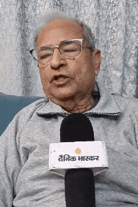 पर्यावरण एक्सपर्ट डॉ.एसके उपाध्याय फैक्ट्रियों से निकलने वाले धुएं को जहर बता रहे हैं।