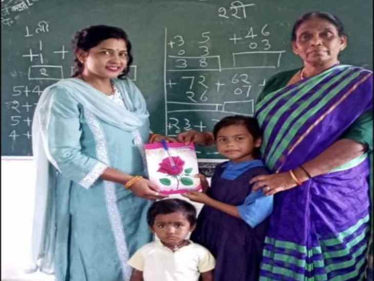 हेडमास्टर ने लक्ष्मी माल्या के साथ टीचर रामेश्वरी कैवर्त्य।