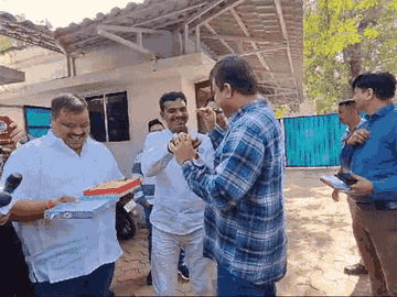 विजयपुर विधायक मुकेश मल्होत्रा को गजक खिलाकर मुंह मीठा कराते नेता प्रतिपक्ष उमंग सिंघार।
