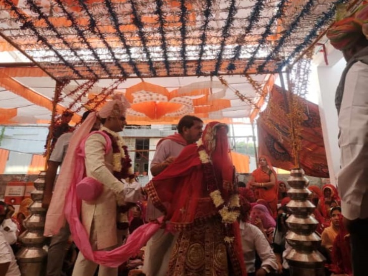 गुरुवार को जालोर के रूपनगर में दूल्हा-दुल्हन ने सादगी से फेरे लिए। इसके बाद पूजा-तुलसाराम का अंतिम संस्कार हुआ।