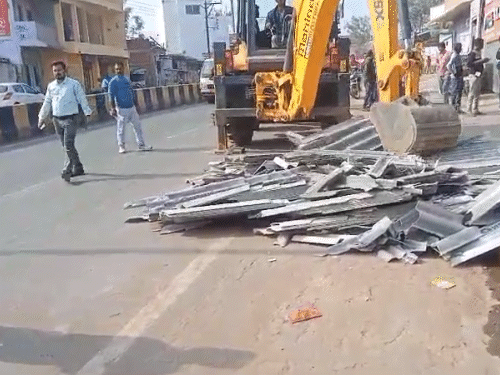 अतिक्रमण पर एक्शन के दौरान व्यापारी और तहसीलदार में विवाद हुआ।