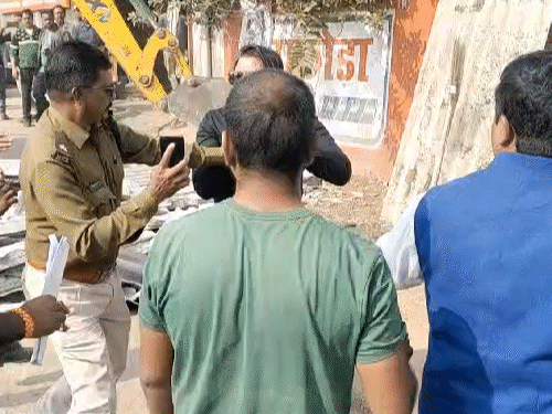 हाथापाई के बाद पुलिस ने व्यापारी नितिन को हिरासत में लिया। इस दौरान भी वे गाली-गलौज करते रहे।