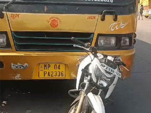 बाइक बंपर को तोड़कर बस के अंदर फंस गई। दोनों युवक करीब दस मीटर तक घिसटते रहे।