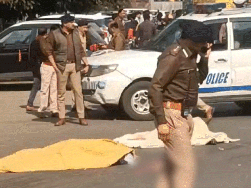 युवकों की शिनाख्त ओसामा खान और पुष्कर शाजापुरकर के रूप में हुई।