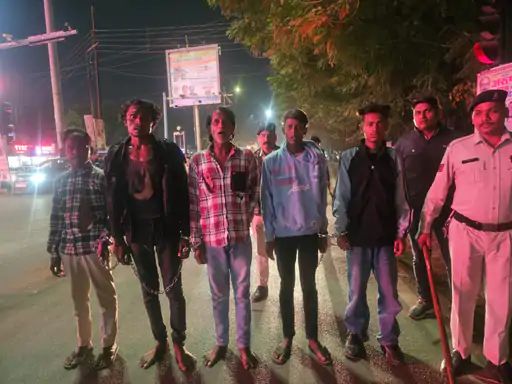 मामले में पुलिस ने दो अलग-अलग थानों में FIR दर्ज कर 6 आरोपियों को गिरफ्तार किया है।
