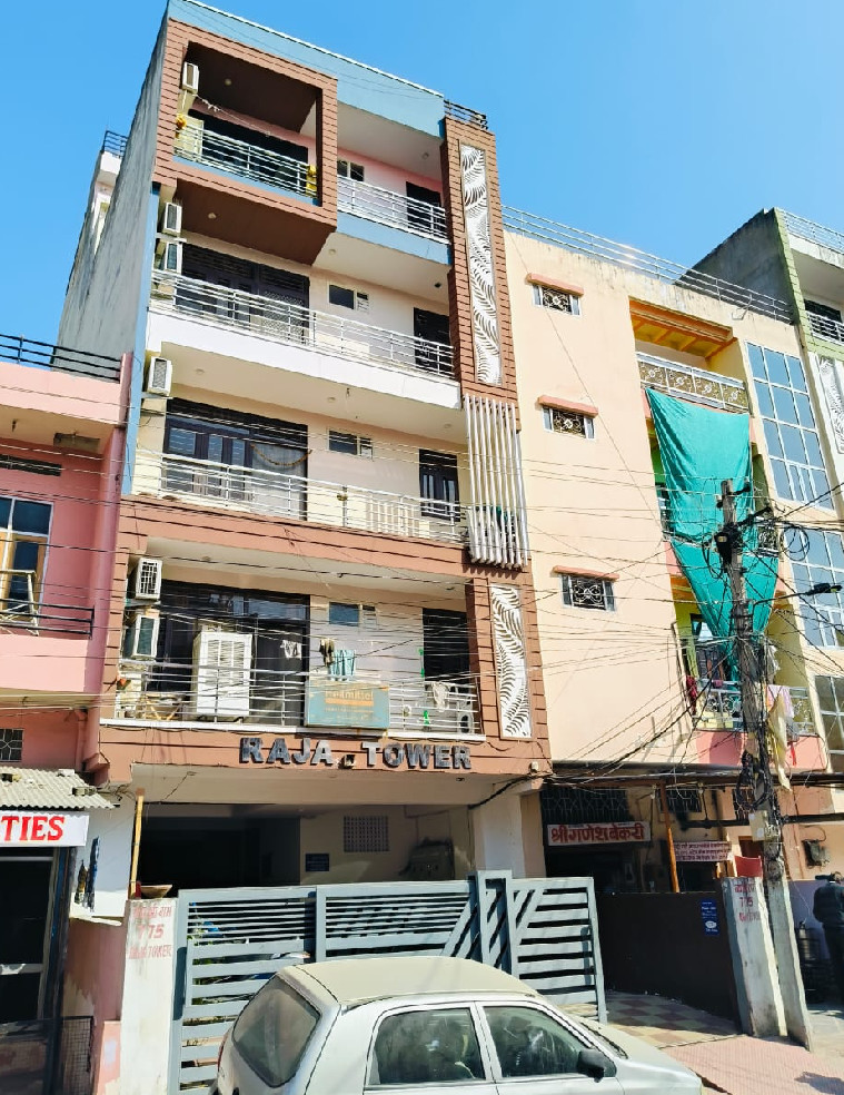 जवाहर नगर के सिंधी कॉलोनी स्थित इस घर पर फायरिंग की गई है।