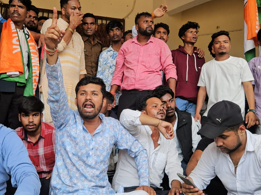 कुलपति को नहीं घुसने दिए अंदर, छात्र नेता बोले- बिना जनप्रतिनिधियों के कार्यपरिषद की होने वाली थी बैठक|जगदलपुर,Jagdalpur - Dainik Bhaskar