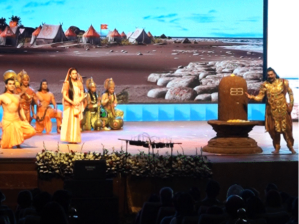 रावण ने शिव तांडव स्त्रोत सुनाकर शिवजी को प्रसन्न किया। इसके बाद अपना शीश चढ़ाया।