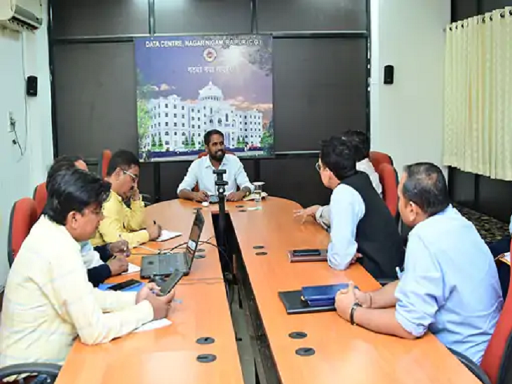 रायपुर नगर निगम इसे लेकर बैठक हुई। जिसमें गेल इंडिया लिमिटेड और पाइप-लाइन बिछाने के लिए अधिकृत हरियाणा गैस एजेंसी के अधिकारी शामिल हुए। - Dainik Bhaskar