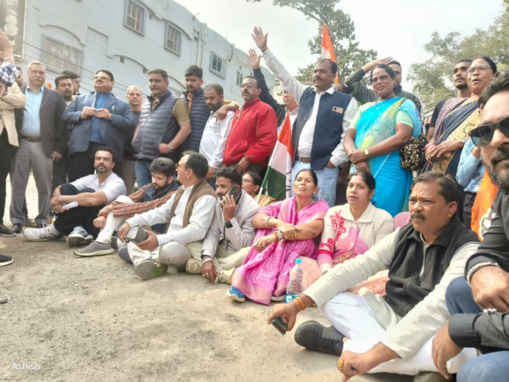 सड़क पर बैठे कांग्रेस, की जमकर नारेबाजी