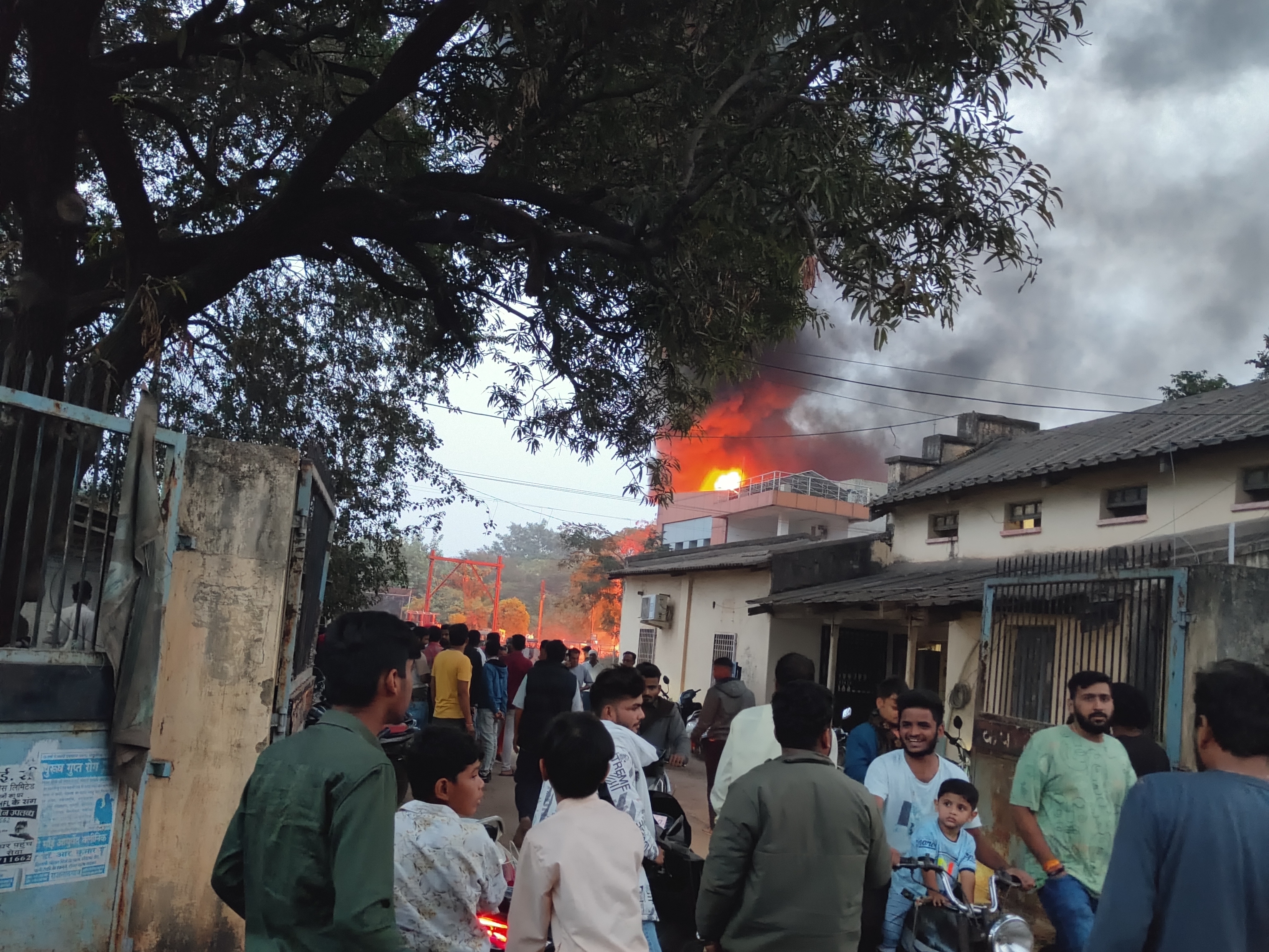 आग के धुएं का गुबार कई किलोमीटर तक दिखाई दे रहा था।