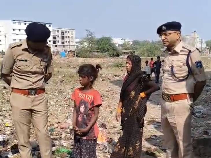 मौके का जायजा लेती पुलिस। इसी जगह तीनों बच्चियां आग ताप रही थीं।