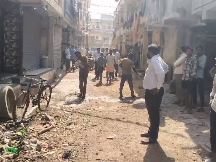 घटना के बाद अब गांव में करवाई जा रही साफ-सफाई।