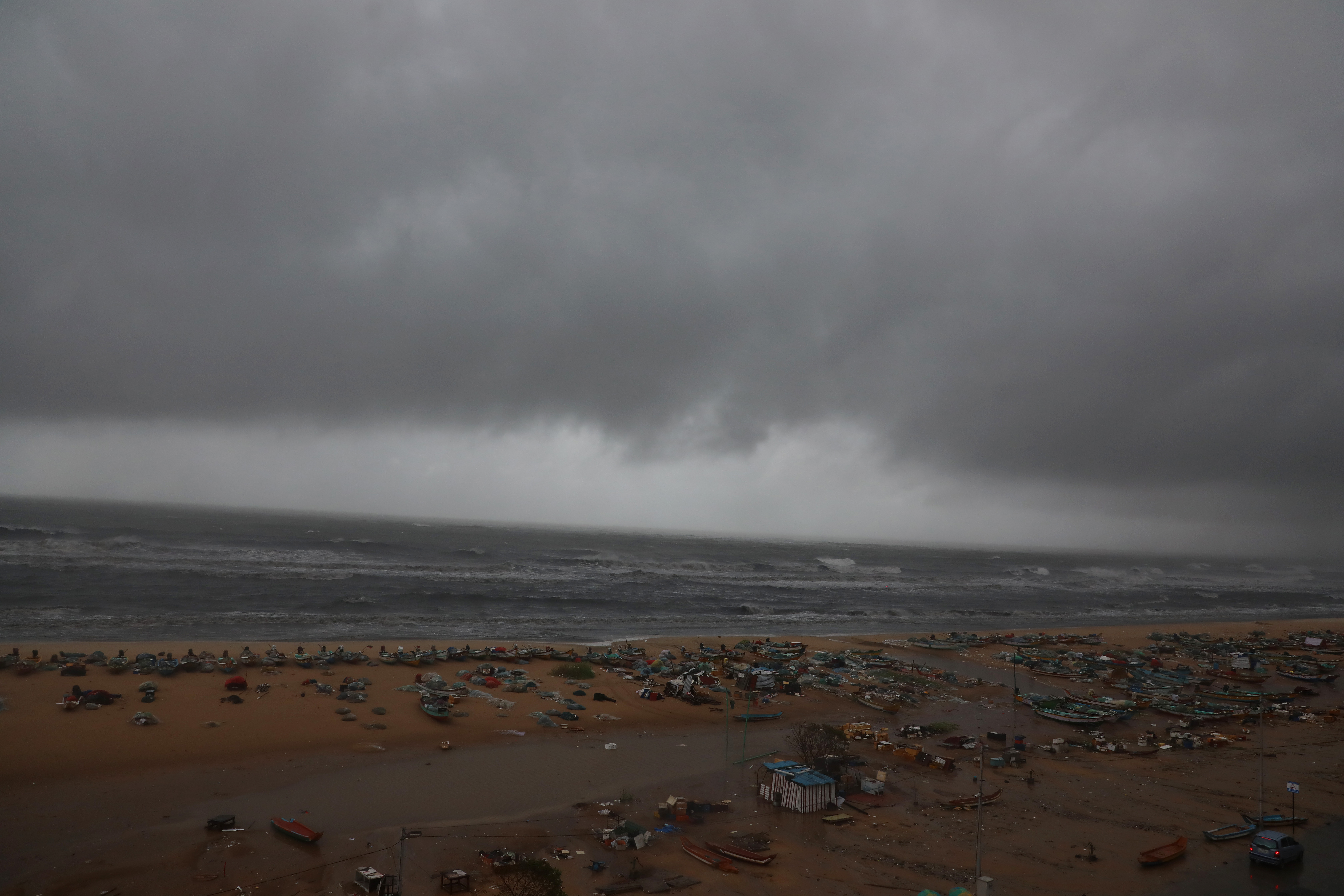 तूफान फेंगल के असर चेन्नई के मरीना बीच पर पानी भर गया।