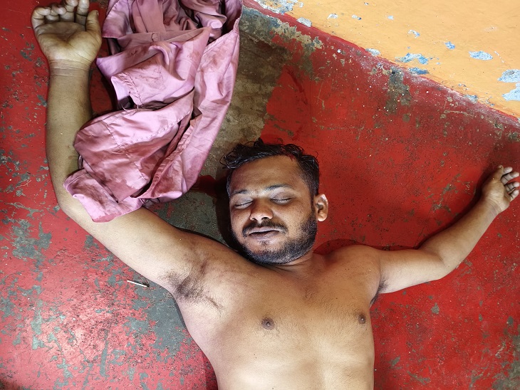 कमरे के अंदर पड़ा गजेंद्र का शव। - Dainik Bhaskar