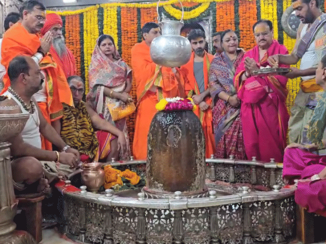 केंद्रीय मंत्री नड्डा आणि मुख्यमंत्री डॉ. मोहन यादव यांनी महाकाल मंदिराची गर्भगृहात पूजा केली.