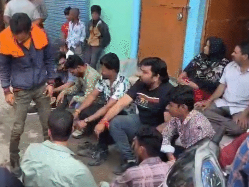 घटना की जानकारी मिलने पर बजरंग दल के कार्यकर्ताओं ने मकान पहुंचकर हंगामा किया था।