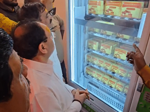 पैसे भरणे, निवडलेले पॅकेट मशीनच्या तळाशी आले.