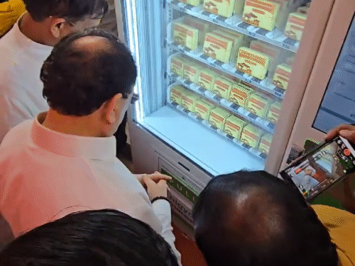 मशीन तळाशी असलेल्या एका पेटीच्या बाहेर जागातून बाहेर पडले.