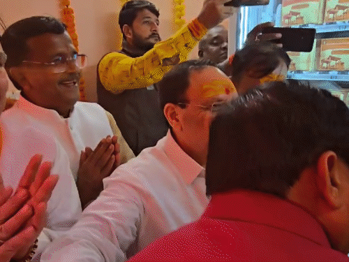 नड्डा यांनी मुख्यमंत्री डॉ. मोहन यादव यांना प्रसादाचे पॅकेट दिले.