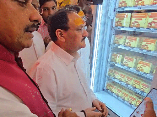 वजनानुसार प्रसादाची पाकिटे निवडण्यात आली व मोबाईलद्वारे ऑनलाइन पेमेंट करण्यात आले.
