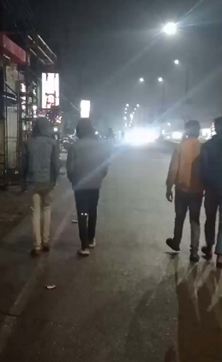 घरों से बाहर निकलने वाले लोग गर्म कपड़ों का ले रहे सहारा