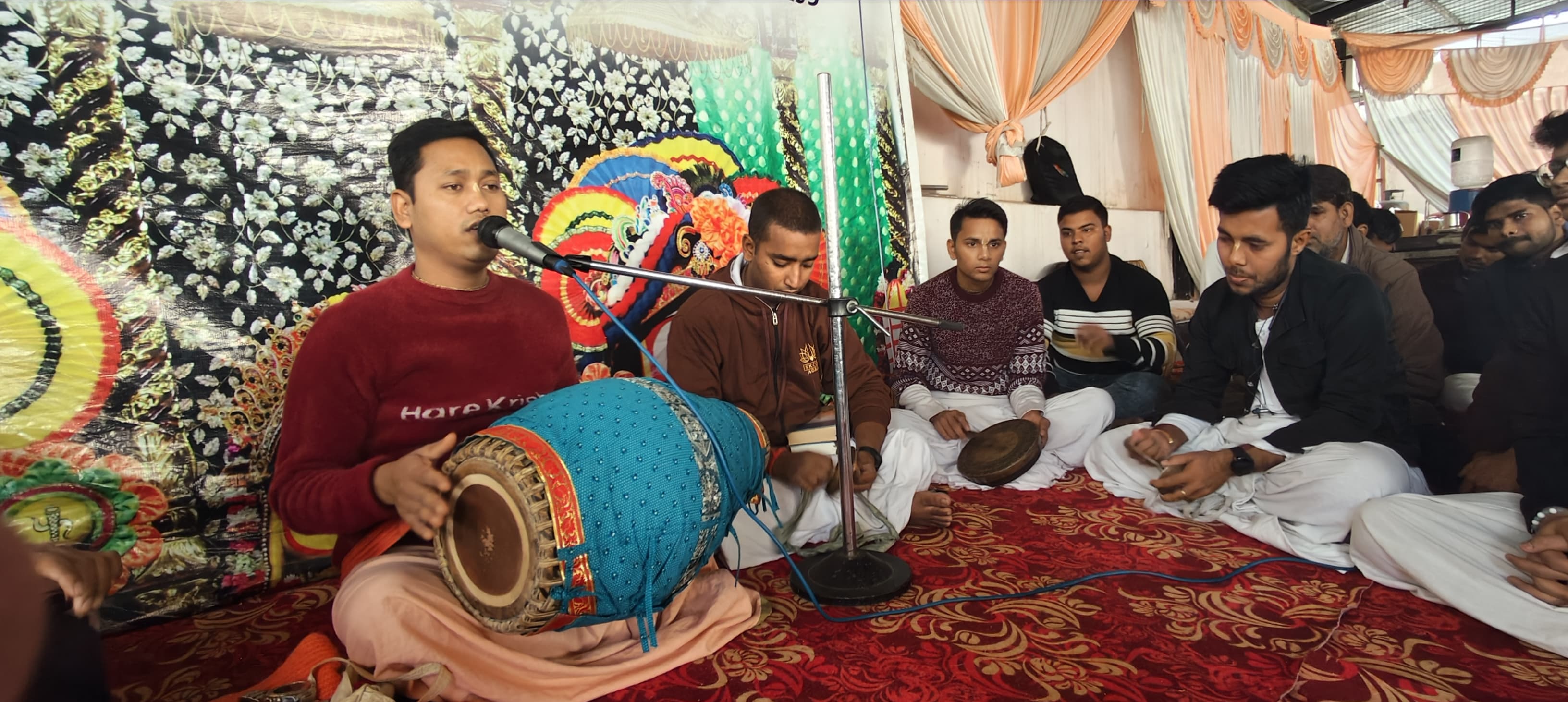 मंदिर में कीर्तन करते संत