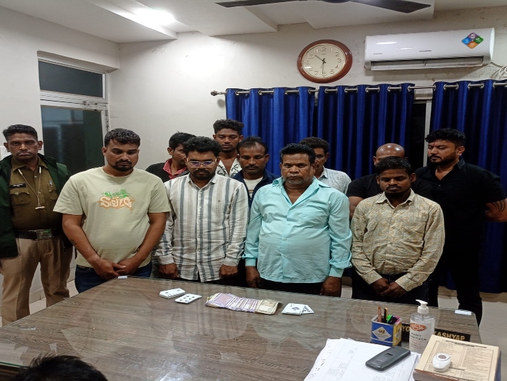 आरोपियों के पास से पुलिस ने करीब 32 हजार रुपए और ताश पत्ती जब्त किए हैं। - Dainik Bhaskar