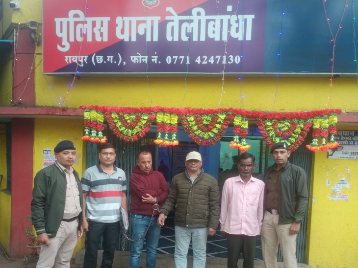 इस कार्रवाई में तीन व्यक्तियों को गिरफ्तार किया गया है।