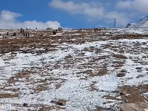 रोहतांग में बर्फ देखने पहुंचे पर्यटक