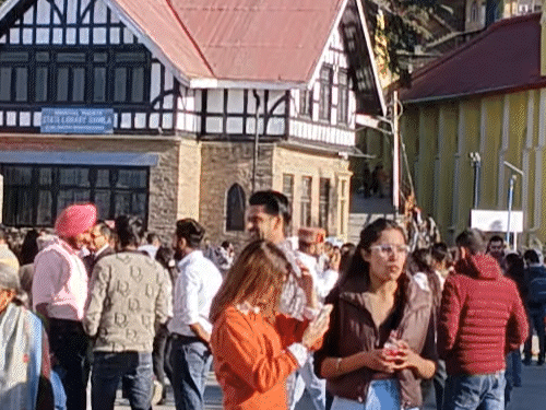 शिमला के रिज पर सुहावने मौसम का आनंद उठाते हुए सैलानी