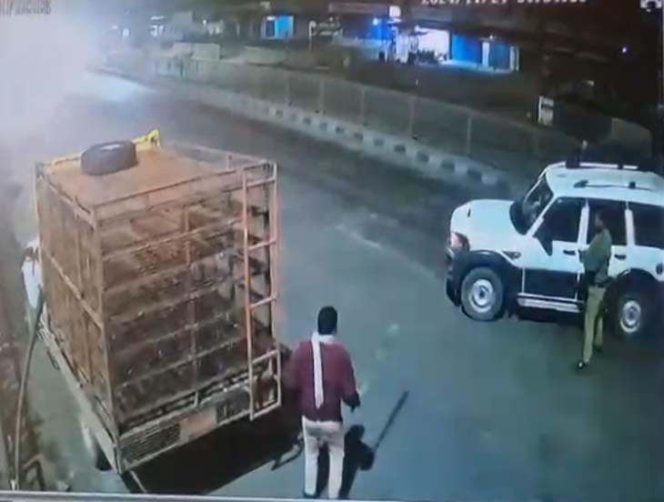 सड़क के एक ओर 18 चक्का वाहन अढ़ाया और दूसरी ओर खुद पुलिस के जवान हो गए खड़े