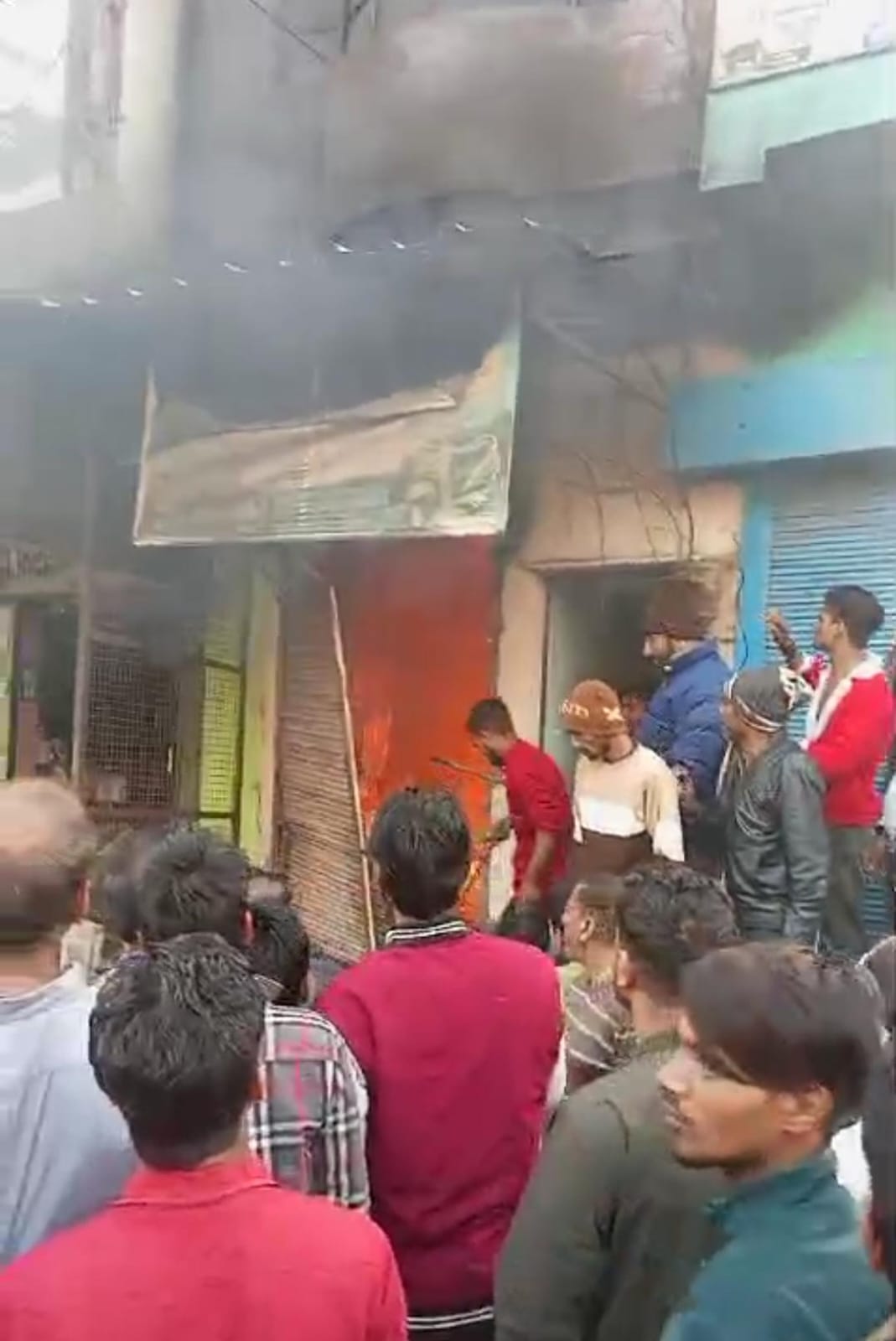 A shop caught fire due to short circuit in Meerut