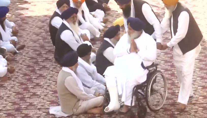 सुखबीर बादल सजा सुनाए जाने के दौरान हाथ जोड़कर बैठे रहे।