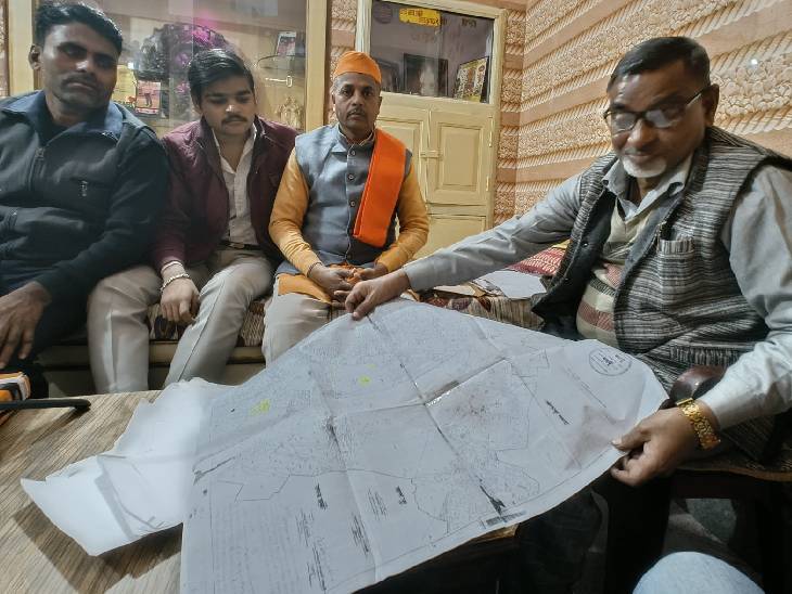 नीलकंठ महादेव मंदिराशी संबंधित असलेले हिंदू बाजूचे लोक.