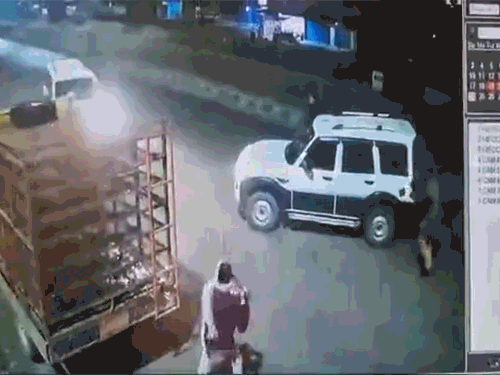 दो वाहनों के बीच से रफ्तार में निकल गए डीजल चोर। - Dainik Bhaskar