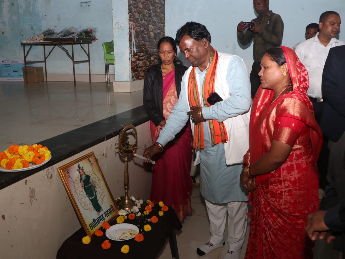 कार्यक्रम के दौरान विधायक।