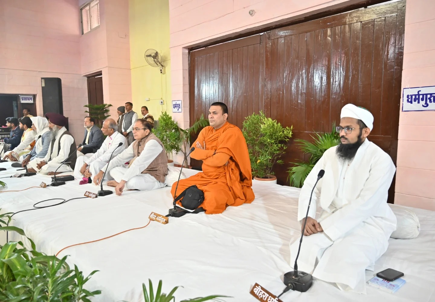 धर्मगुरुओं ने प्रार्थना की।