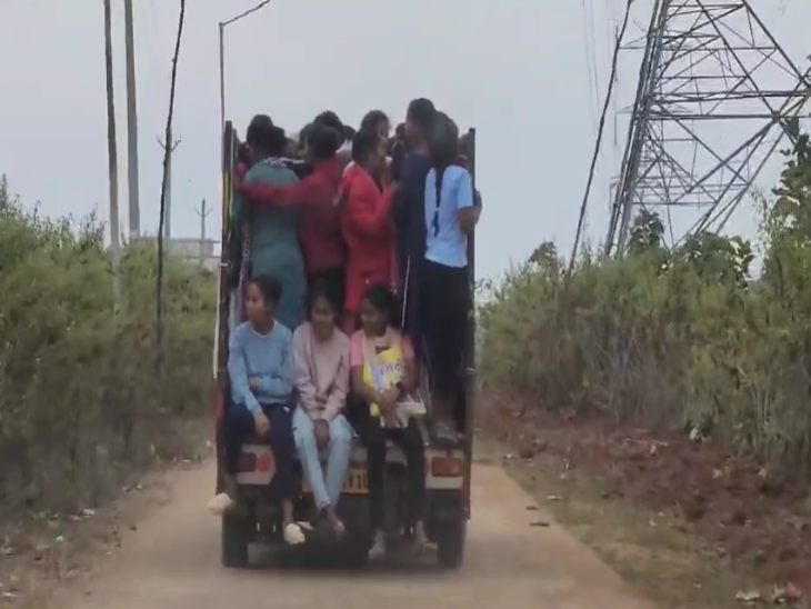 छात्राएं मालवाहक से सवार होकर बाजार जाती हैं।